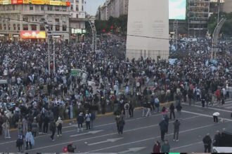 Miles de personas se congregan en el Obelisco de Buenos Aires para celebrar un triunfo de la Selección argentina en una jornada de festejos populares.