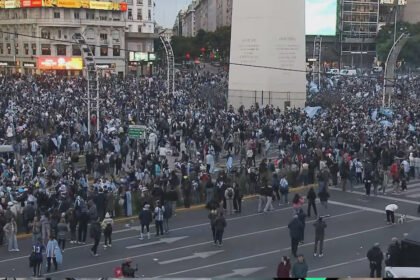 Miles de personas se congregan en el Obelisco de Buenos Aires para celebrar un triunfo de la Selección argentina en una jornada de festejos populares.