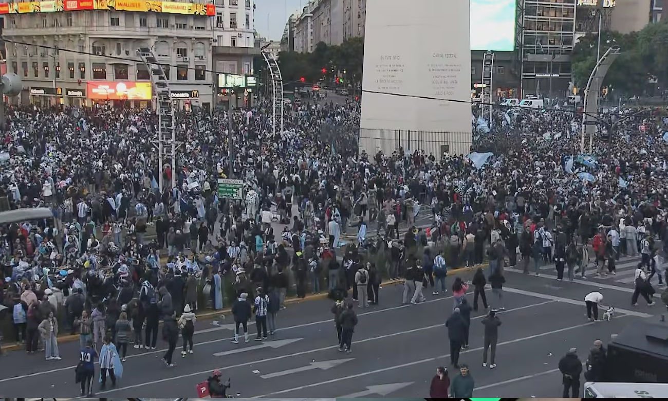 Miles de personas se congregan en el Obelisco de Buenos Aires para celebrar un triunfo de la Selección argentina en una jornada de festejos populares.