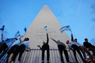 Hinchas argentinos celebrando una conquista de la Selección en el Obelisco de Buenos Aires. Imagen de archivo.