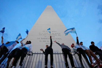 Hinchas argentinos celebrando una conquista de la Selección en el Obelisco de Buenos Aires. Imagen de archivo.