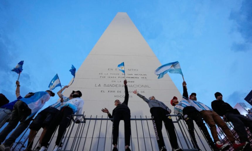 Hinchas argentinos celebrando una conquista de la Selección en el Obelisco de Buenos Aires. Imagen de archivo.