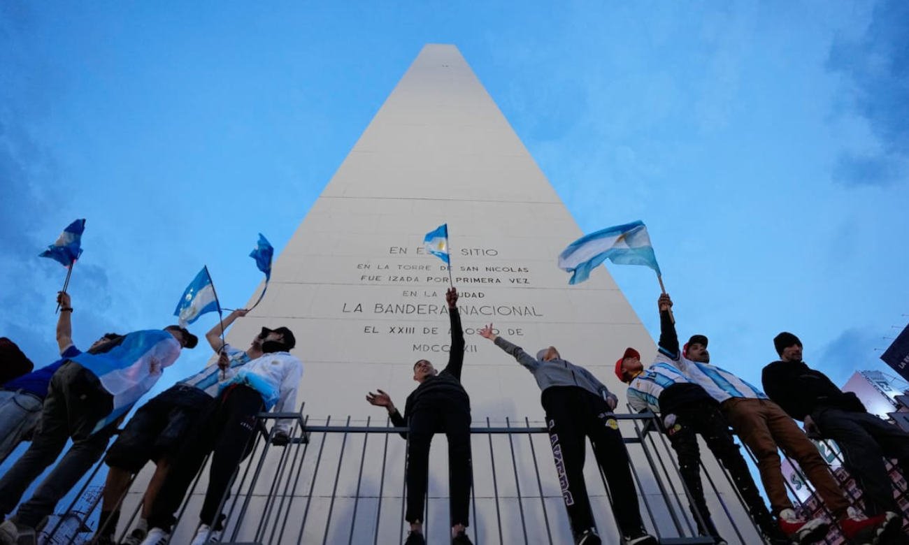 Hinchas argentinos celebrando una conquista de la Selección en el Obelisco de Buenos Aires. Imagen de archivo.
