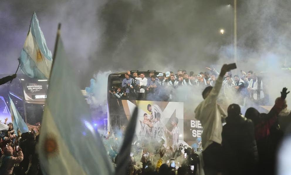 La Selección argentina recibió una multitudinaria muestra de apoyo a su regreso al país tras disputar la final del Mundial 2026. Foto: archivo.