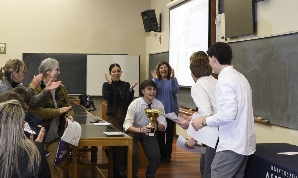 Estudiantes santafesinos participaron del Desafío MESE Austral, una competencia educativa que los llevó a gestionar empresas virtuales, tomar decisiones estratégicas y aplicar conocimientos de economía y administración. Foto de archivo