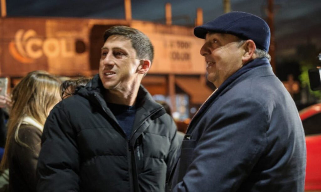Paco Garibaldi y Juan Pablo Poletti acompañaron la puesta en valor del Puente Negro con la inauguración de su nueva iluminación.
