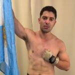 Con la bandera argentina y visiblemente conmovido, Gastón Edul agradece el apoyo del público después de la pelea.