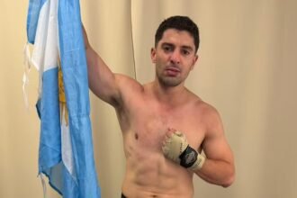 Con la bandera argentina y visiblemente conmovido, Gastón Edul agradece el apoyo del público después de la pelea.