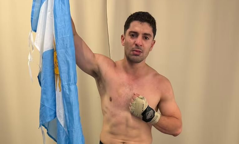 Con la bandera argentina y visiblemente conmovido, Gastón Edul agradece el apoyo del público después de la pelea.