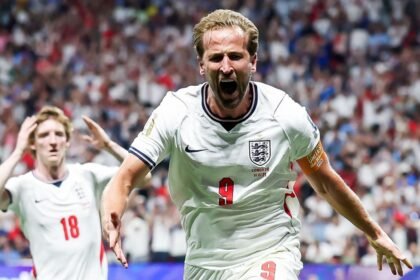 Harry Kane celebra uno de los goles que le dio a Inglaterra la clasificación a los octavos de final del Mundial 2026.
