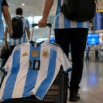 Hinchas argentinos preparan su viaje hacia Estados Unidos para acompañar a la Selección en la final del Mundial 2026. Foto de archivo
