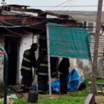 Personal de Bomberos Zapadores durante las tareas de control y peritaje en la vivienda incendiada de barrio Schneider. Foto de archivo.