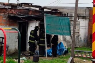 Personal de Bomberos Zapadores durante las tareas de control y peritaje en la vivienda incendiada de barrio Schneider. Foto de archivo.
