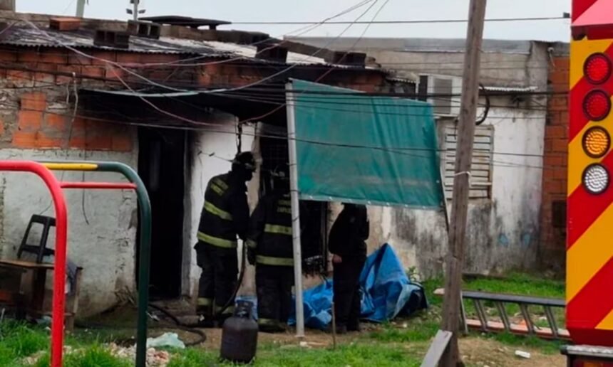 Personal de Bomberos Zapadores durante las tareas de control y peritaje en la vivienda incendiada de barrio Schneider. Foto de archivo.