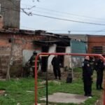 Bomberos y personal policial trabajaron en la vivienda de barrio Schneider donde un incendio provocó la muerte de un niño y dejó a su hermano internado.
