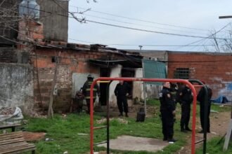 Bomberos y personal policial trabajaron en la vivienda de barrio Schneider donde un incendio provocó la muerte de un niño y dejó a su hermano internado.