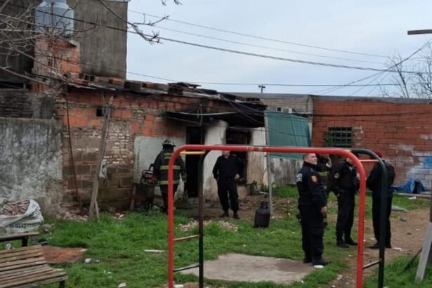 Bomberos y personal policial trabajaron en la vivienda de barrio Schneider donde un incendio provocó la muerte de un niño y dejó a su hermano internado.