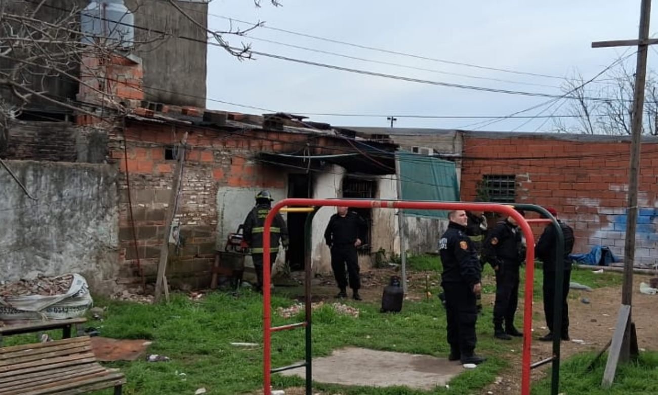 Bomberos y personal policial trabajaron en la vivienda de barrio Schneider donde un incendio provocó la muerte de un niño y dejó a su hermano internado.