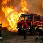 Bomberos y equipos de emergencia trabajan para contener los incendios forestales que afectan amplias regiones de España y Francia.