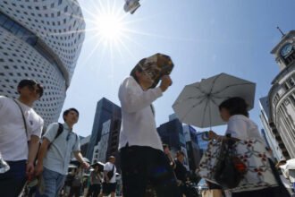 Personas se protegen del calor extremo durante una jornada de altas temperaturas en Japón. Las olas de calor afectan la vida cotidiana y aumentan los riesgos para la salud. Foto de archivo.