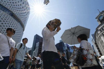 Personas se protegen del calor extremo durante una jornada de altas temperaturas en Japón. Las olas de calor afectan la vida cotidiana y aumentan los riesgos para la salud. Foto de archivo.