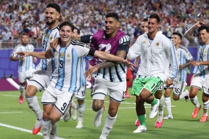 Julián Álvarez desata el festejo argentino tras marcar en el alargue del duelo ante Suiza por los cuartos de final.