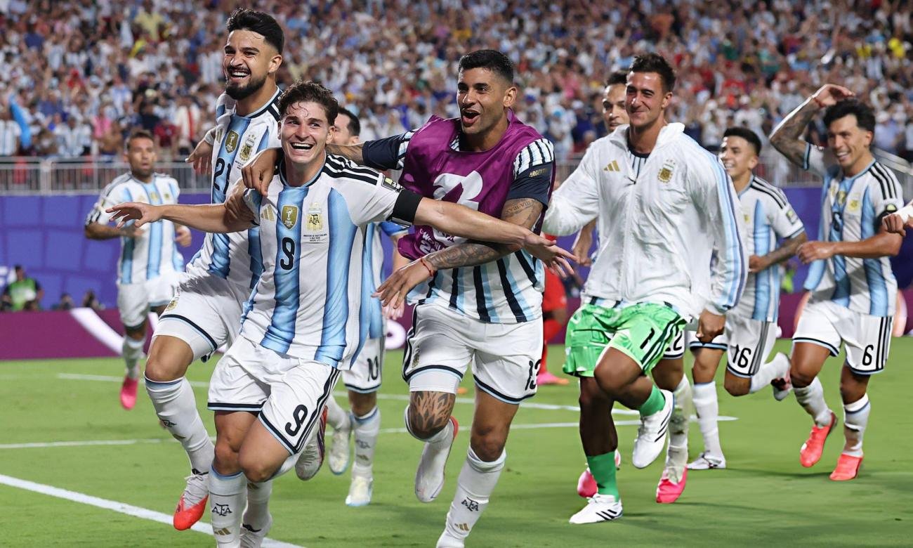 Julián Álvarez desata el festejo argentino tras marcar en el alargue del duelo ante Suiza por los cuartos de final.