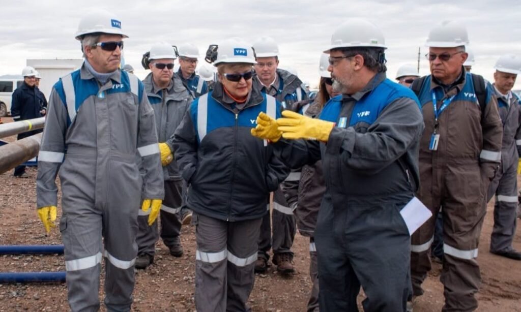 La titular del FMI, Kristalina Georgieva, y el ministro Luis Caputo durante una visita a Vaca Muerta junto a autoridades de YPF. Foto: archivo.