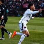 Ignacio Lago celebra uno de sus goles con la camiseta de Colón durante un partido de la Primera Nacional, en una imagen que refleja el desahogo y la alegría del delan