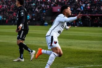 Ignacio Lago celebra uno de sus goles con la camiseta de Colón durante un partido de la Primera Nacional, en una imagen que refleja el desahogo y la alegría del delan
