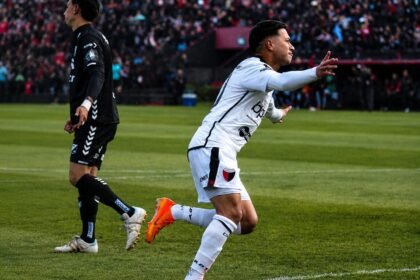 Ignacio Lago celebra uno de sus goles con la camiseta de Colón durante un partido de la Primera Nacional, en una imagen que refleja el desahogo y la alegría del delan