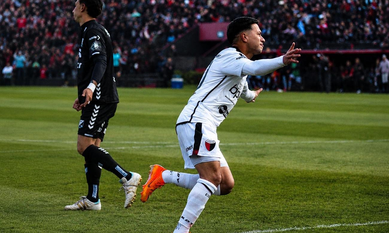 Ignacio Lago celebra uno de sus goles con la camiseta de Colón durante un partido de la Primera Nacional, en una imagen que refleja el desahogo y la alegría del delan