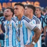 El delantero Lautaro Martínez recibe la medalla de subcampeón tras la definición del Mundial 2026. Foto: archivo
