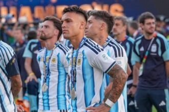 El delantero Lautaro Martínez recibe la medalla de subcampeón tras la definición del Mundial 2026. Foto: archivo
