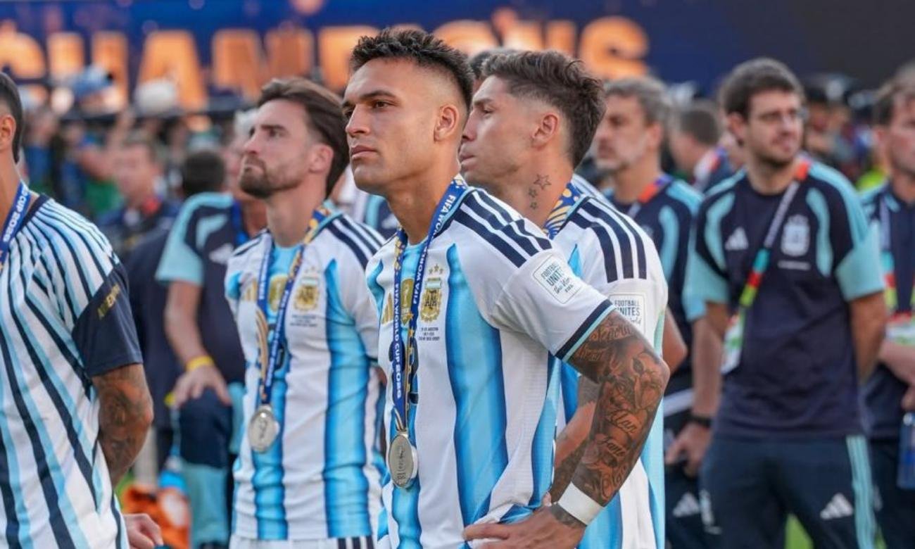 El delantero Lautaro Martínez recibe la medalla de subcampeón tras la definición del Mundial 2026. Foto: archivo