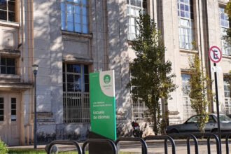 Fachada del Liceo Municipal "Antonio Fuentes del Arco", institución que ofrece cursos de idiomas y diversas propuestas de formación artística en la ciudad de Santa Fe.
