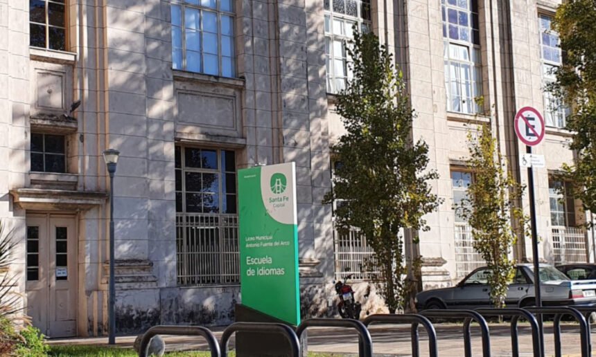 Fachada del Liceo Municipal "Antonio Fuentes del Arco", institución que ofrece cursos de idiomas y diversas propuestas de formación artística en la ciudad de Santa Fe.