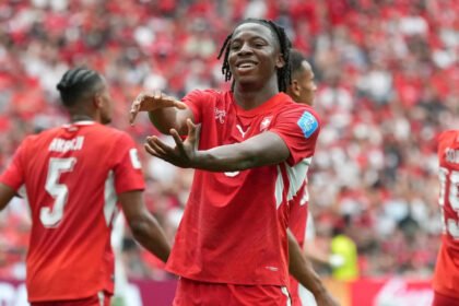 Johan Manzambi, una de las jóvenes promesas del seleccionado de Suiza, durante un partido oficial. El mediocampista se consolidó como una de las revelaciones del Mundial