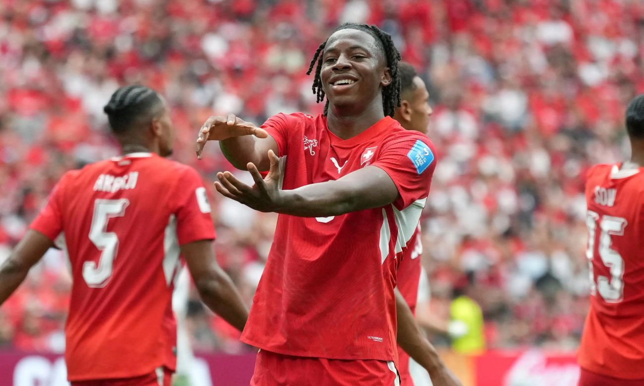 Johan Manzambi, una de las jóvenes promesas del seleccionado de Suiza, durante un partido oficial. El mediocampista se consolidó como una de las revelaciones del Mundial