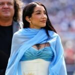 María Becerra interpreta el Himno Nacional Argentino durante la ceremonia previa a la final del Mundial 2026 entre Argentina y España en el MetLife Stadium.