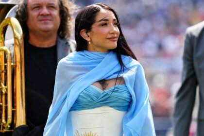 María Becerra interpreta el Himno Nacional Argentino durante la ceremonia previa a la final del Mundial 2026 entre Argentina y España en el MetLife Stadium.
