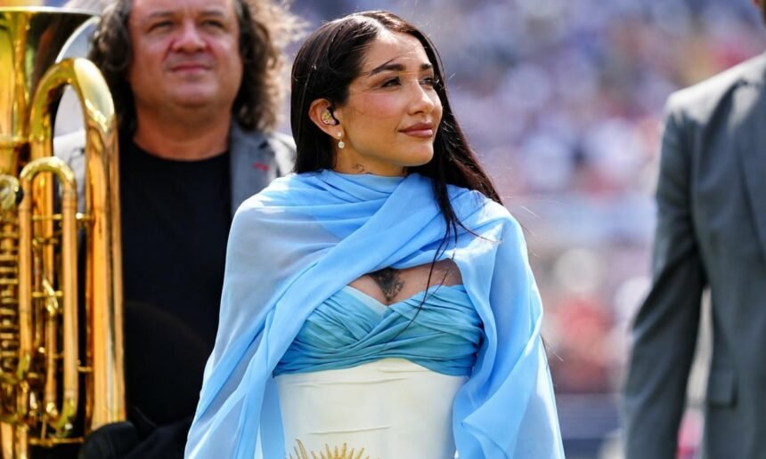 María Becerra interpreta el Himno Nacional Argentino durante la ceremonia previa a la final del Mundial 2026 entre Argentina y España en el MetLife Stadium.