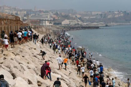 Miles de migrantes intentan ingresar al enclave español de Ceuta desde Marruecos durante una de las mayores crisis migratorias registradas en la frontera. Foto de archivo.