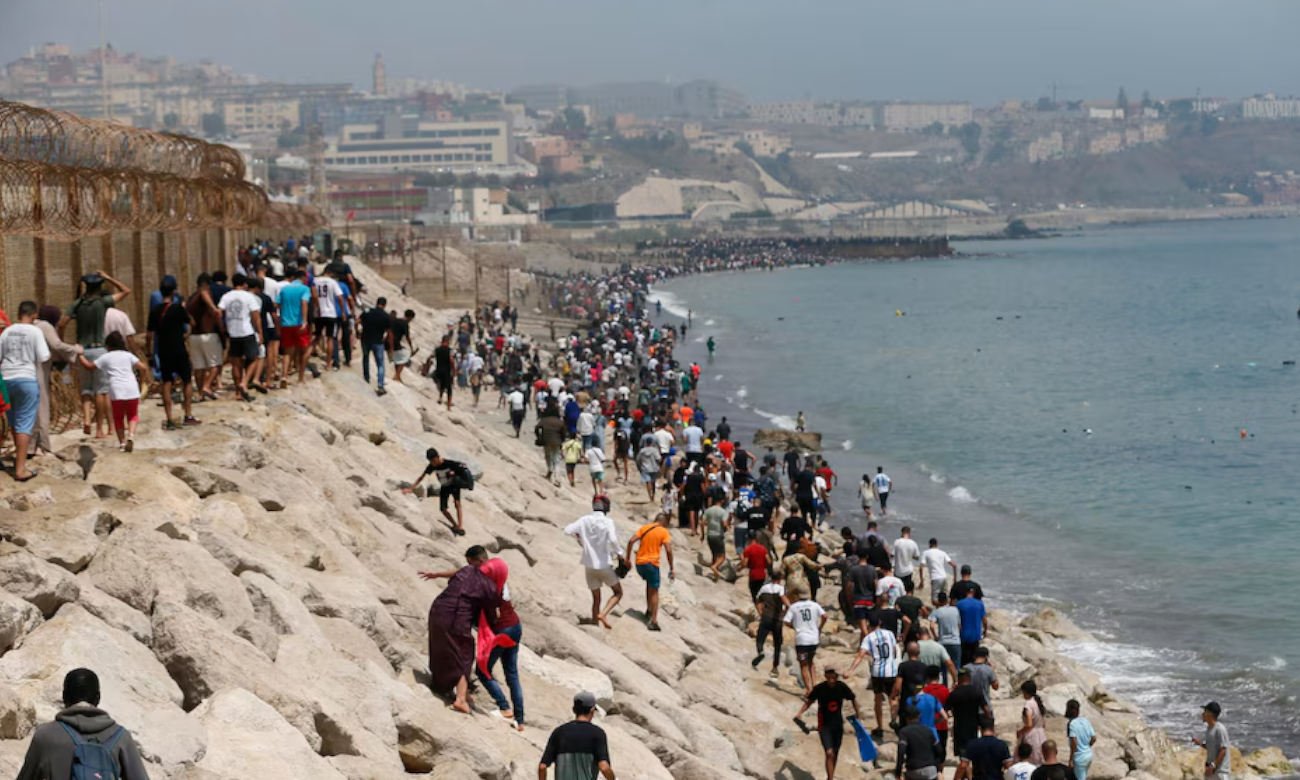 Miles de migrantes intentan ingresar al enclave español de Ceuta desde Marruecos durante una de las mayores crisis migratorias registradas en la frontera. Foto de archivo.