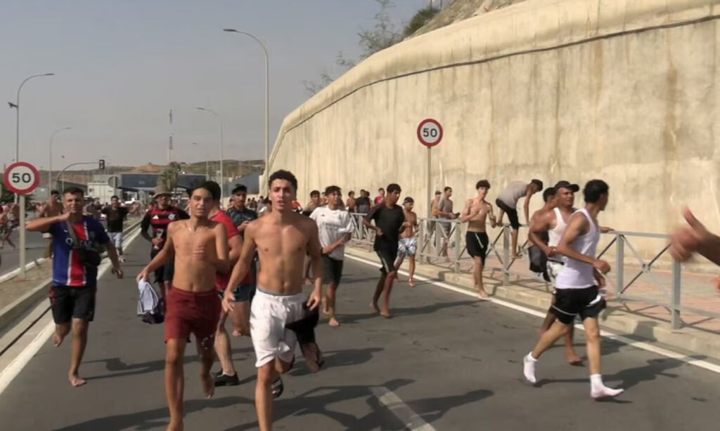 La llegada de miles de personas a Ceuta provocó una crisis migratoria con despliegue de fuerzas de seguridad y refuerzo militar por parte de España.