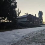 Una nevada cubre distintos sectores de Mar del Plata durante una jornada de bajas temperaturas provocadas por una ola de aire polar.