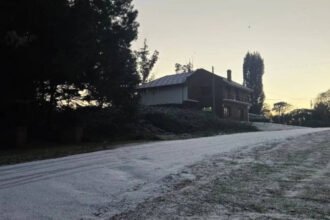 Una nevada cubre distintos sectores de Mar del Plata durante una jornada de bajas temperaturas provocadas por una ola de aire polar.