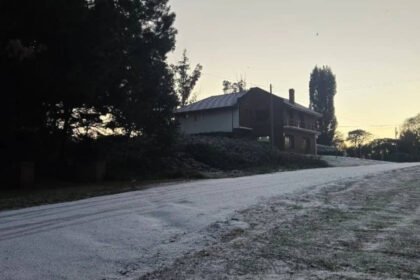 Una nevada cubre distintos sectores de Mar del Plata durante una jornada de bajas temperaturas provocadas por una ola de aire polar.