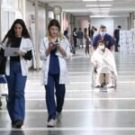 Profesionales de la salud durante una jornada de trabajo en un hospital público de la provincia de Santa Fe.