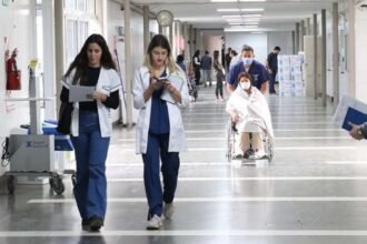 Profesionales de la salud durante una jornada de trabajo en un hospital público de la provincia de Santa Fe.